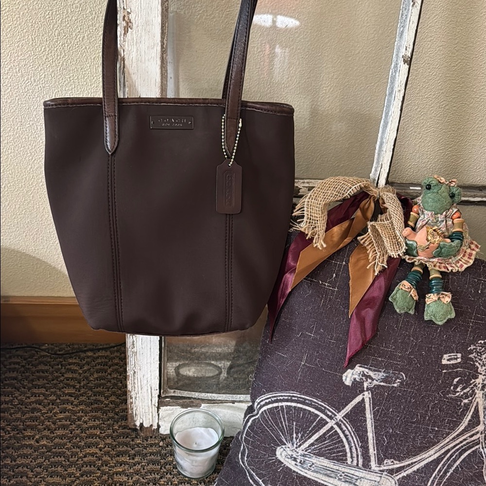 COACH excellent preloved condition purse. Neoprene and leather. 4 inner pockets.
